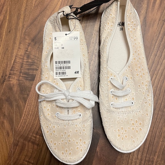 OkH&M sneakers, cream and white, new with tags, size 7 (38) - Picture 5 of 6